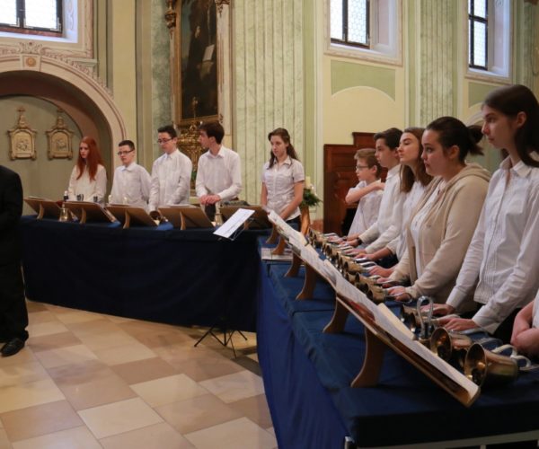 Csengetett a karácsonyi harang