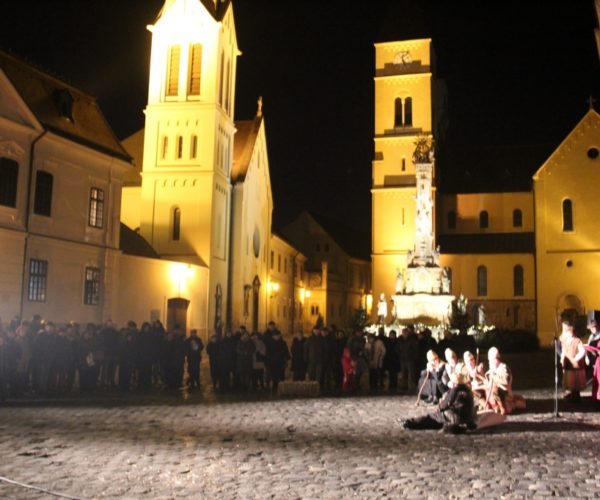 Fellobbant a negyedik gyertyaláng is Veszprém város adventi koszorúján