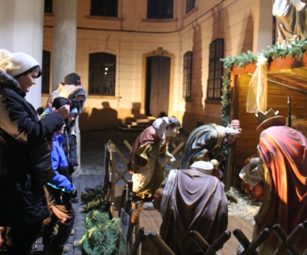 Fellobbant a negyedik gyertyaláng is Veszprém város adventi koszorúján