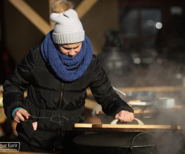 A község, amely példát mutat – Jótékonysági disznóölés Kislődön