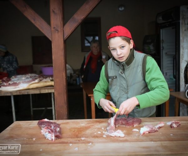 A község, amely példát mutat – Jótékonysági disznóölés Kislődön