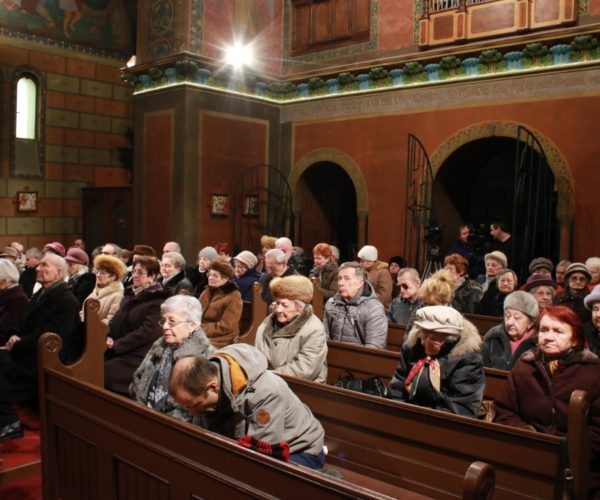 Márfi Gyula érsek megáldotta a felújított Károly-templomot.