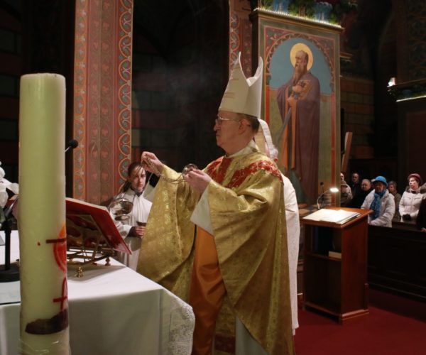 Márfi Gyula érsek megáldotta a felújított Károly-templomot.