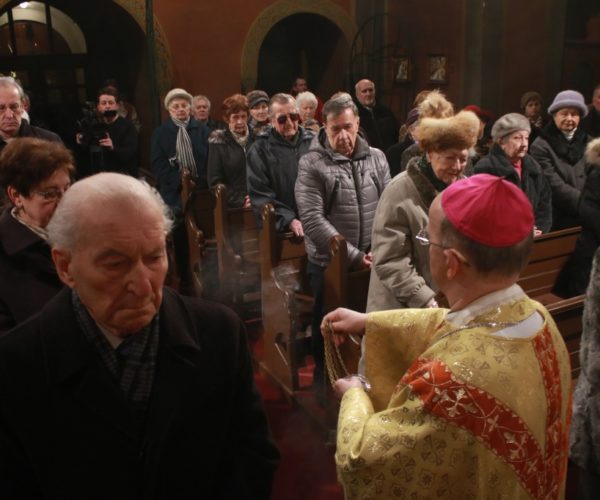 Márfi Gyula érsek megáldotta a felújított Károly-templomot.