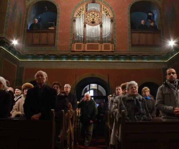 Márfi Gyula érsek megáldotta a felújított Károly-templomot.