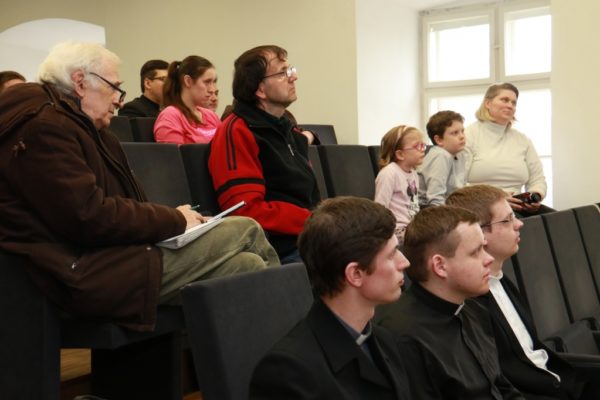 Meleg Sándor Máté, a a főegyházmegye papnövendéke festményeiből rendezték meg a Szaléziánum idei harmadik kiállítását.