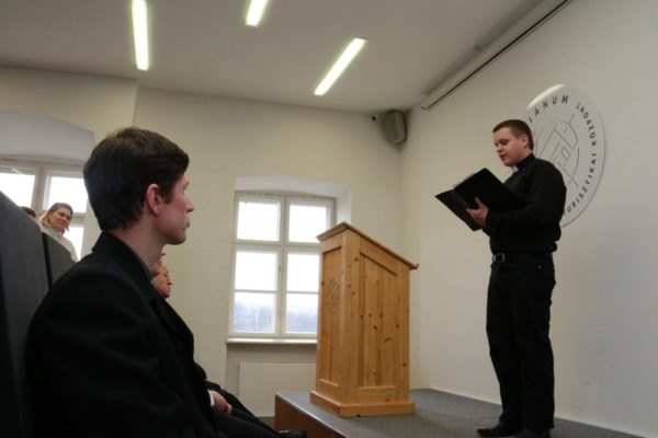 Meleg Sándor Máté, a a főegyházmegye papnövendéke festményeiből rendezték meg a Szaléziánum idei harmadik kiállítását.