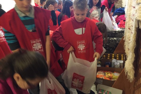 Az iskolások is néhány órára a Karitász önkéntesei lettek