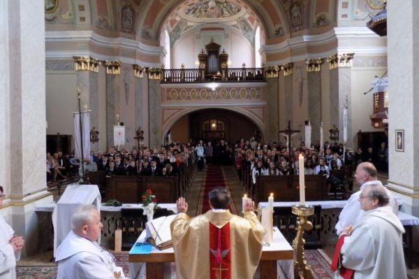 Bérmálkoztak az ajkai katolikus iskola diákjai