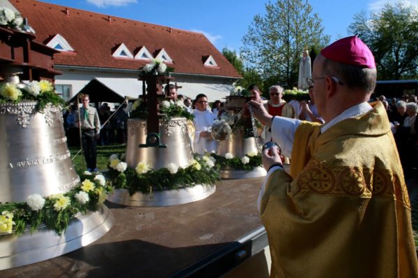 Új harangok Nemesvámoson