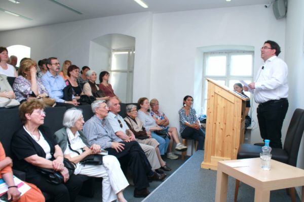 Véletlen? Sors? Gondviselés? címmel Takáts István érseki kancellár, atya tartott előadást